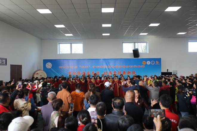 图为活动现场,演员们在演唱歌曲。长城新媒体郄晓强 摄