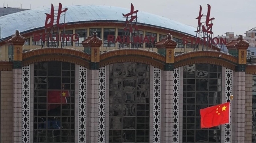 国庆前夕，北京各车站盛装以待，报时钟又响起了《东方红》，盛世如您所愿，祝福祖国山河永固！