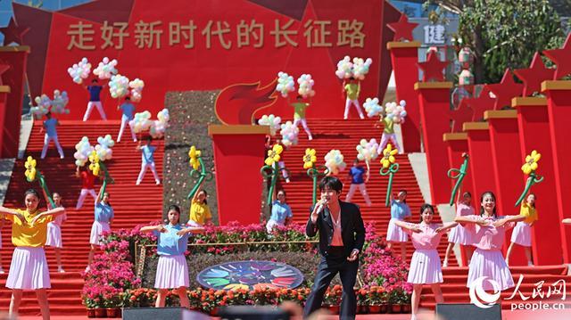 青年歌手蒋敦豪演唱《天亮就飞吧》,引发年轻观众阵阵欢呼。人民网记者 李昌乾摄