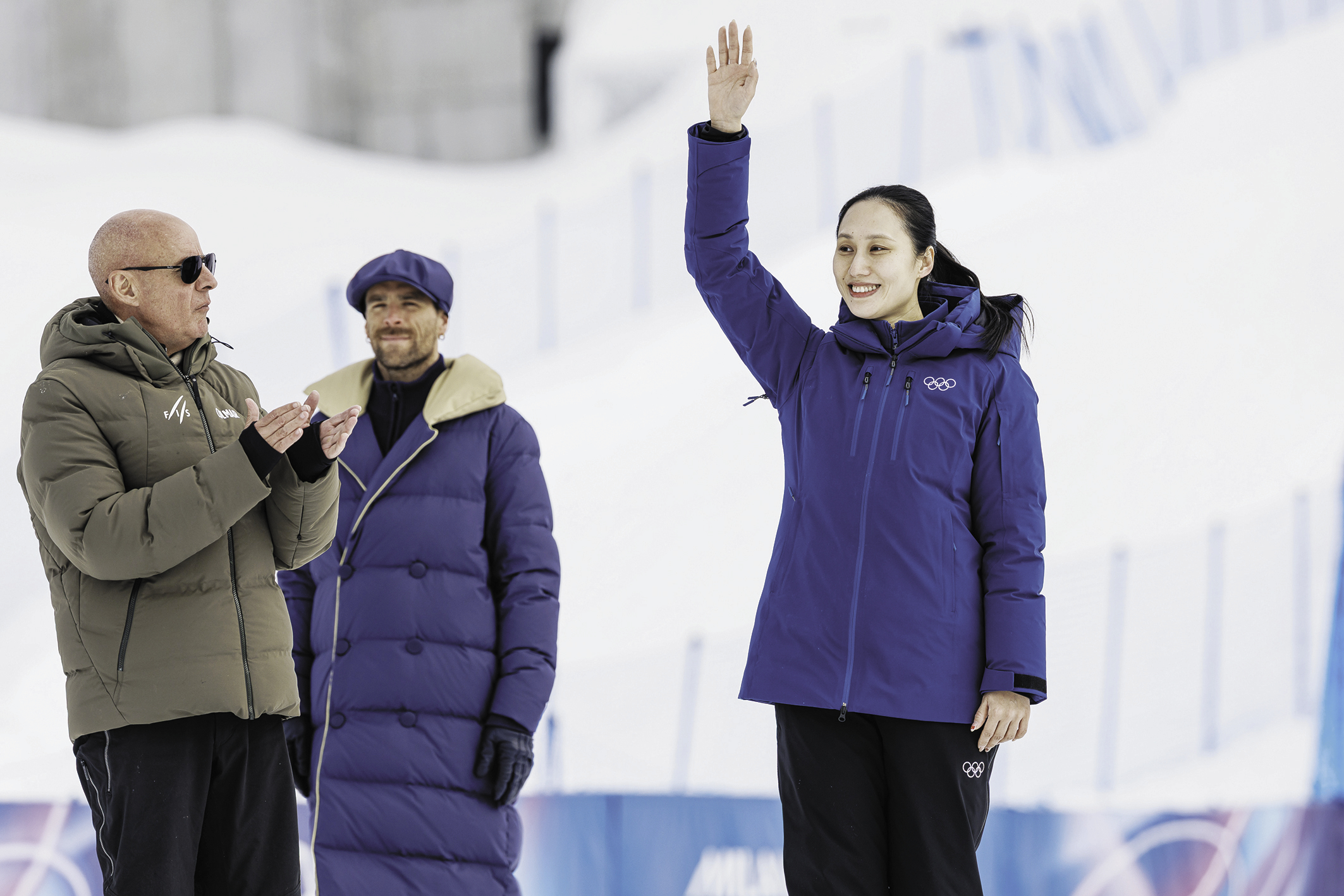 米兰冬奥会上，张虹（右）作为国际奥委会委员现身男子单板滑雪坡面障碍技巧项目颁奖仪式。 （视觉中国）