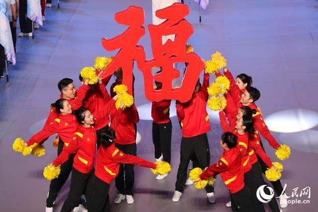 福建省总工会代表队带来“福”字格外亮眼。人民网记者 陈博摄