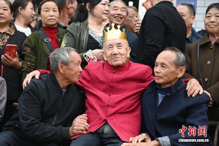 2024年11月1日,百岁台湾老兵唐藩松回到大陆寻亲,与分别82年的亲属见面。图为唐藩松抱着两位侄子互诉家常。中新社记者 杨华峰 摄