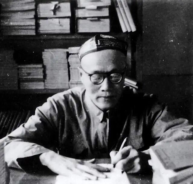 范文澜进行创作