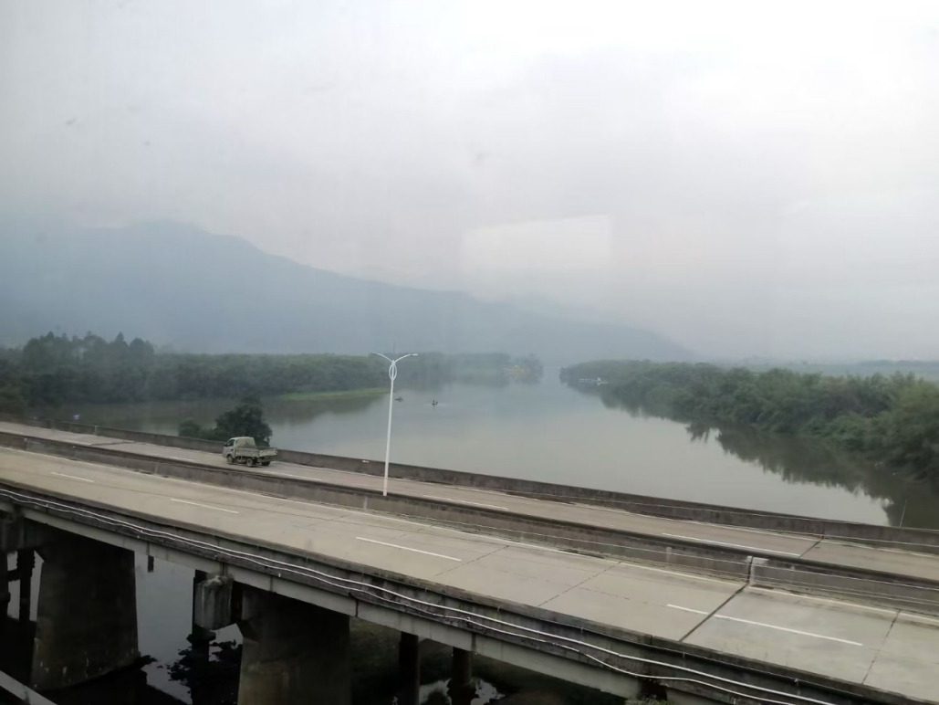 周书言赶考时拍下的窗外风景