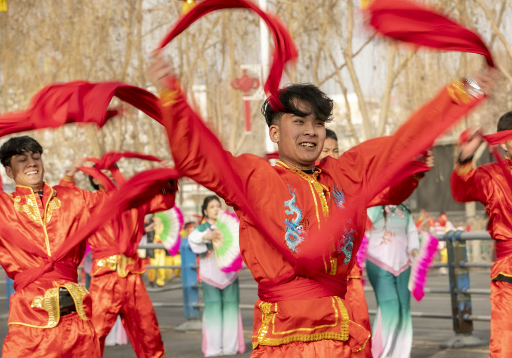 在新疆和田地区洛浦县举办2026年春节社火展演中，各族群众在表演中（2月17日摄）。新华社发（买买提艾力&middot;艾尼瓦尔 摄）