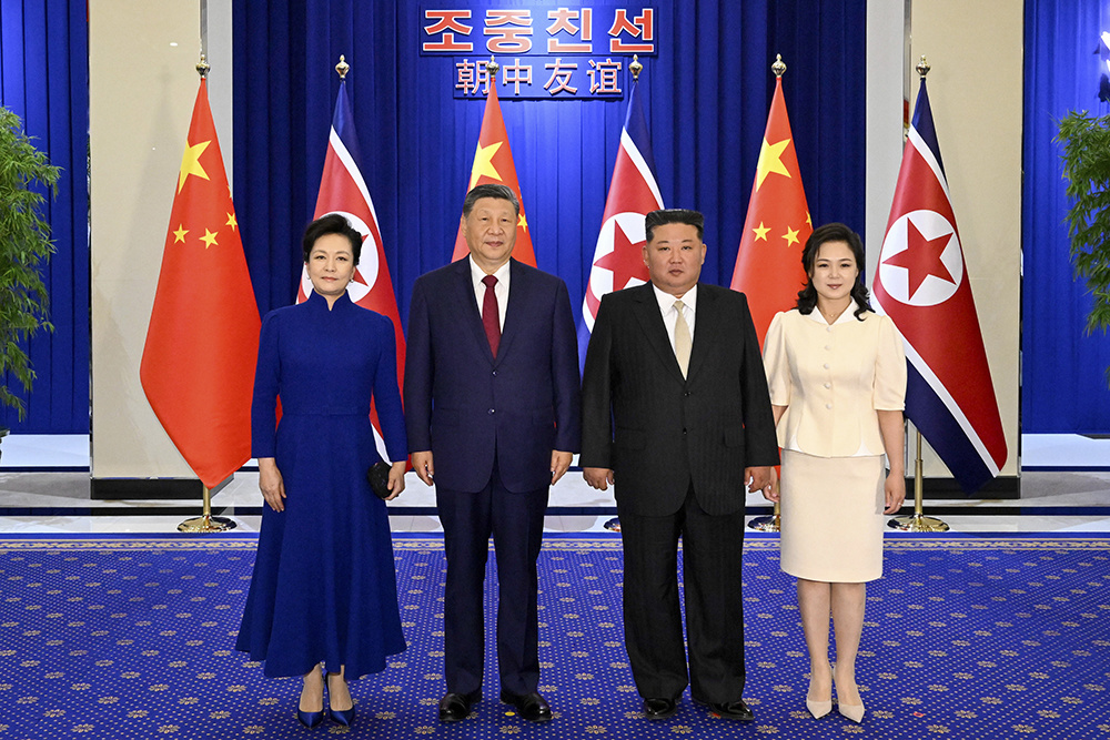当地时间6月8日晚，中共中央总书记、国家主席习近平和夫人彭丽媛在平壤木兰馆出席朝鲜劳动党总书记、国务委员长金正恩举行的欢迎宴会。这是习近平和彭丽媛同金正恩和夫人李雪主亲切合影。
