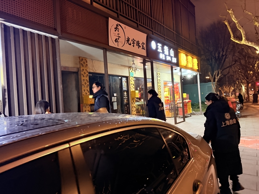 救助管理站工作人员在巡查街面。王海燕摄