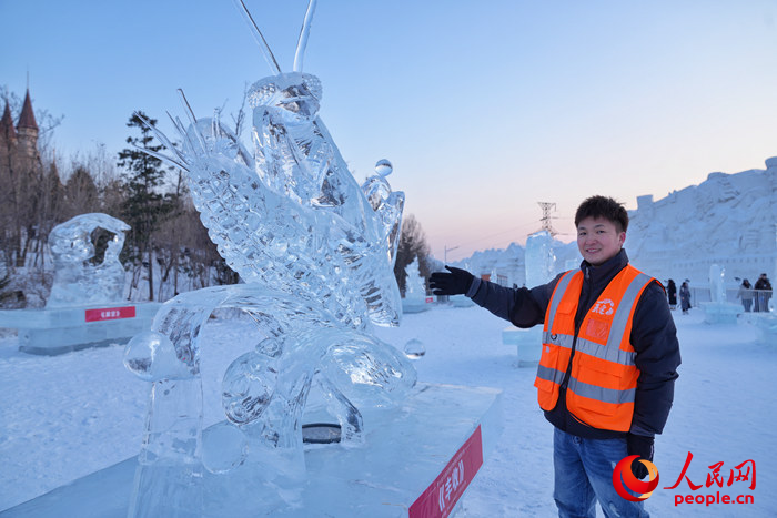 曲超与冰雪雕大赛作品合影。人民网记者李洋摄