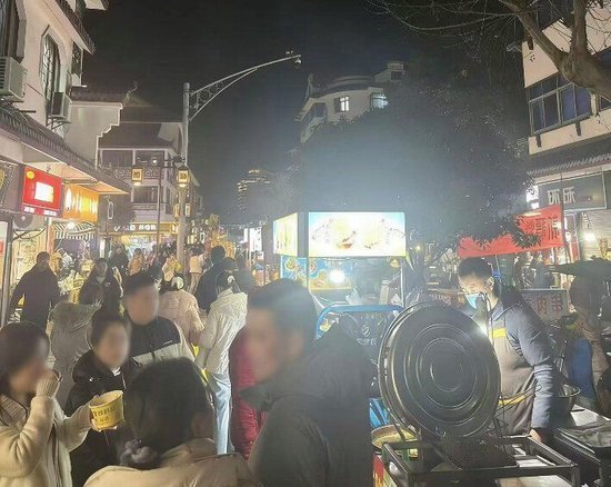 图8:新盛街等逛吃场景人头攒动