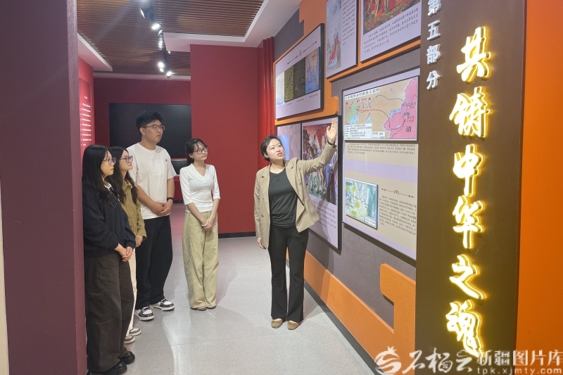 5月12日，在伊犁师范大学自治区教育系统铸牢中华民族共同体意识研究与实践基地，马丽正在为大学生解说团成员做示范讲解培训。石榴云/新疆日报记者 赵西娅摄
