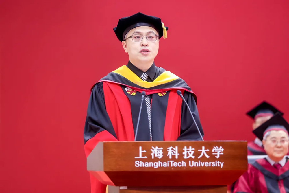 7月11日，上海科技大学校长、中国科学院院士封东来发表2026届毕业典礼致辞。上科大供图