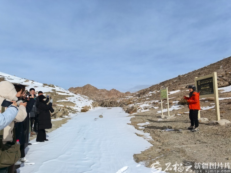 2025年11月25日，游客在星星峡古道听哈密市左宗棠文化研学馆副馆长王昊鹏（右）讲解历史。天山网-新疆日报记者 魏永贵摄