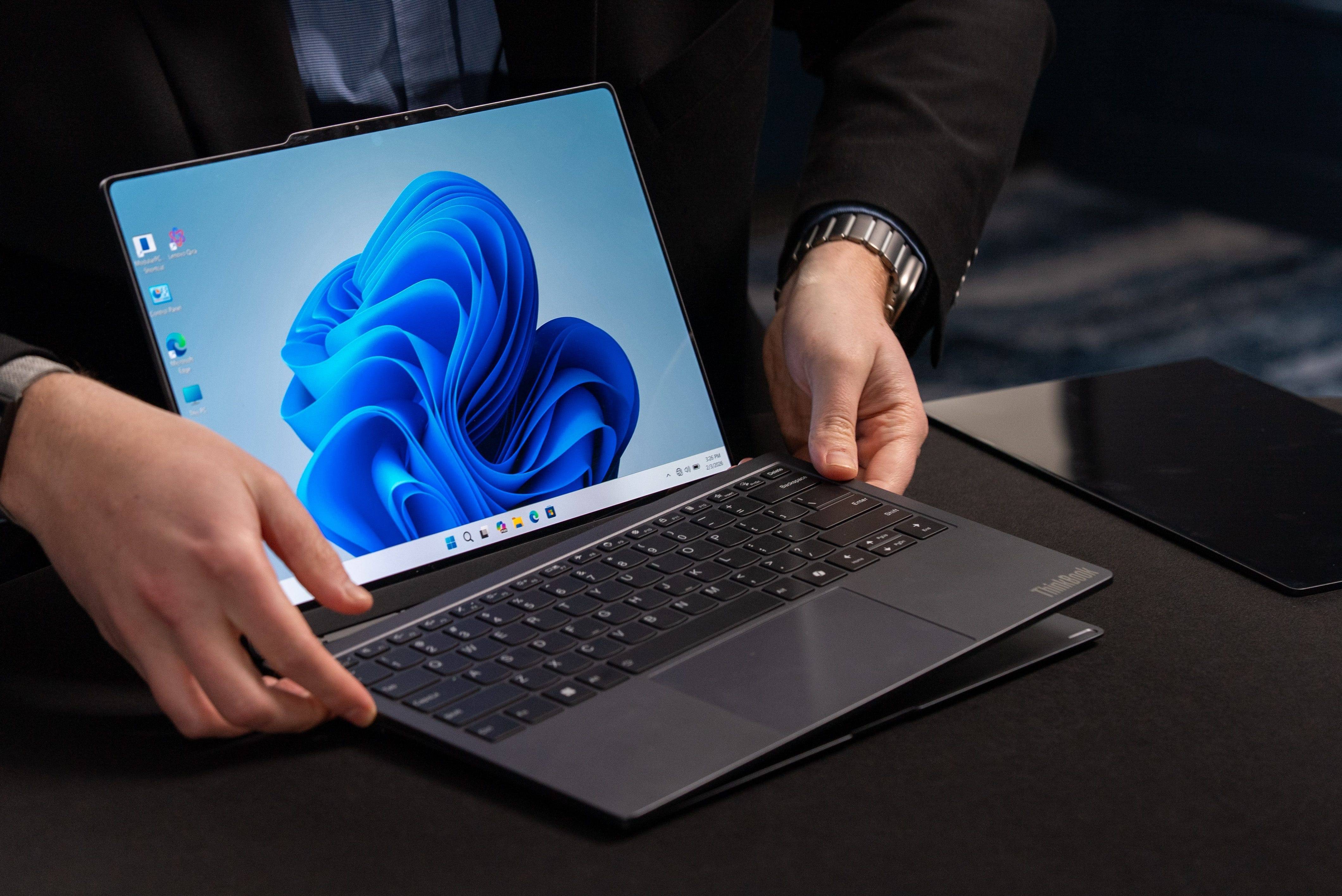 折叠屏掌机、电脑拆成乐高:联想是 MWC 上最抽象的厂家|MWC 2026