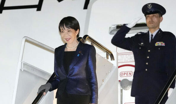 当地时间18日晚,高市早苗抵达华盛顿郊外的安德鲁斯空军基地 共同社