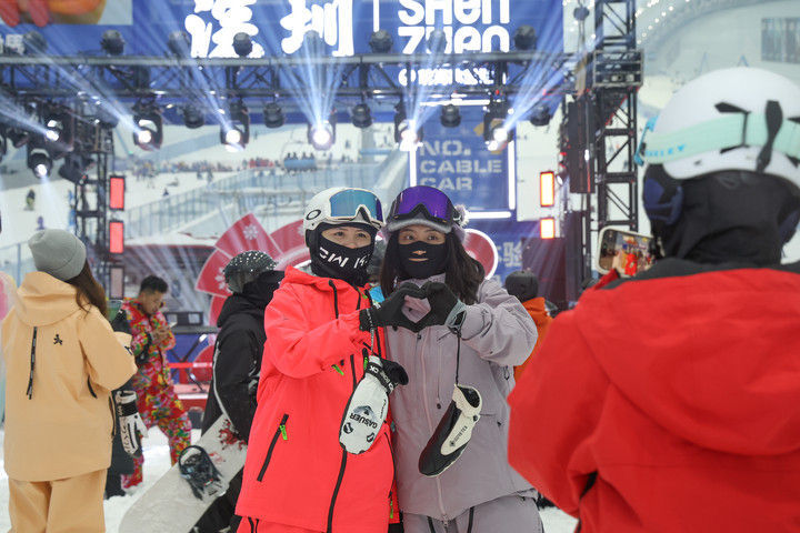 滑雪爱好者在深圳·前海冰雪世界参加迎新年活动↑