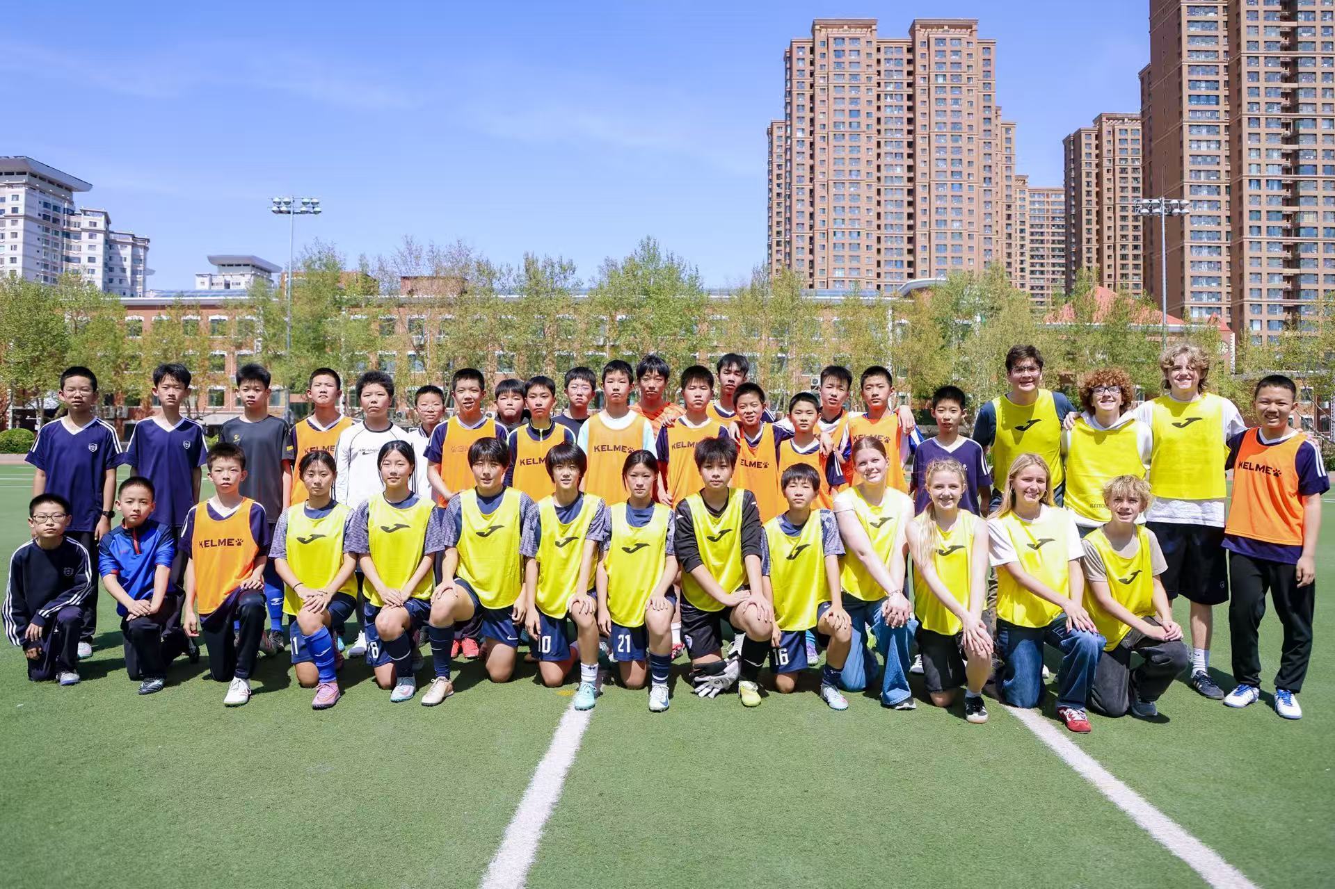 在石家庄外国语学校 中美两国青年学子展开体育交流