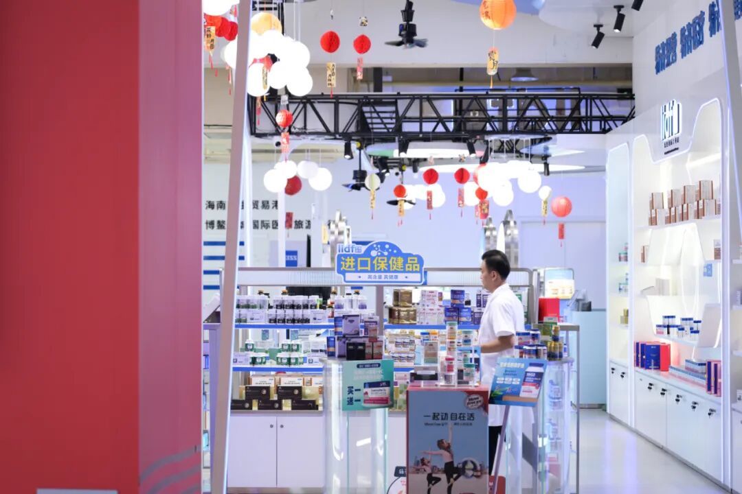 海南博鳌乐城国际医疗旅游先行区“永不落幕”国际创新药械展，一名男子走过进口保健品展柜/新华社记者辛悦卫 摄