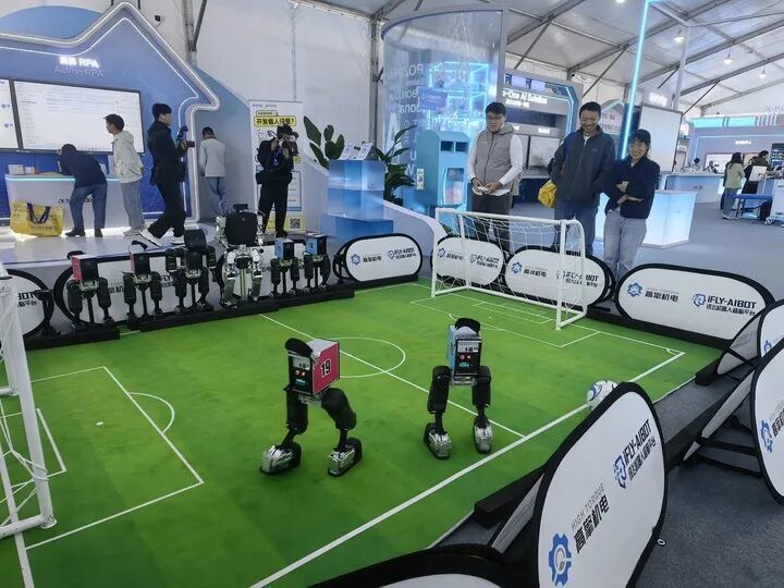 机器人在第八届世界声博会上进行足球比赛(图源:新华社)