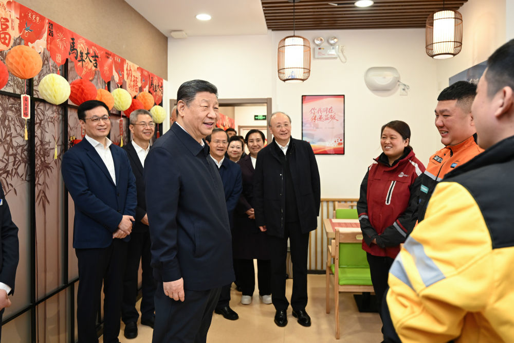 2026年2月10日上午，习近平总书记在北京西城区新街口街道父母食堂考察时，同在这里休息的快递小哥亲切交流。新华社记者 谢环驰 摄