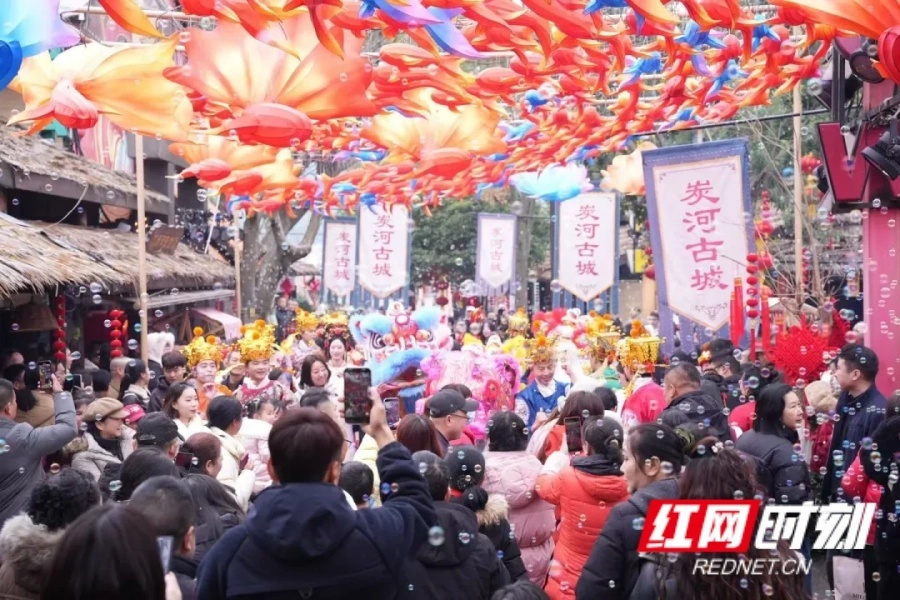 湖南宁乡炭河古城里人潮涌动。