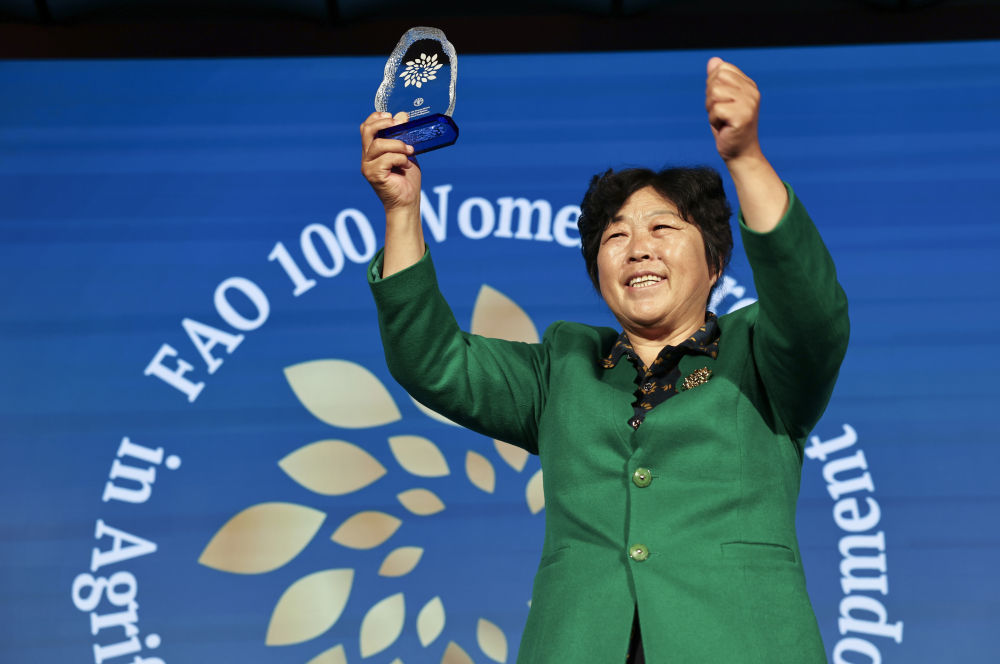 10月15日,在位于意大利罗马的联合国粮食及农业组织总部,殷玉珍展示奖杯。新华社记者 李京 摄