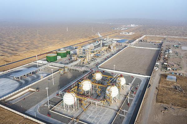 氦气通常伴生在天然气中,图为新疆顺北油气田天然气处理厂。 图源视觉中国