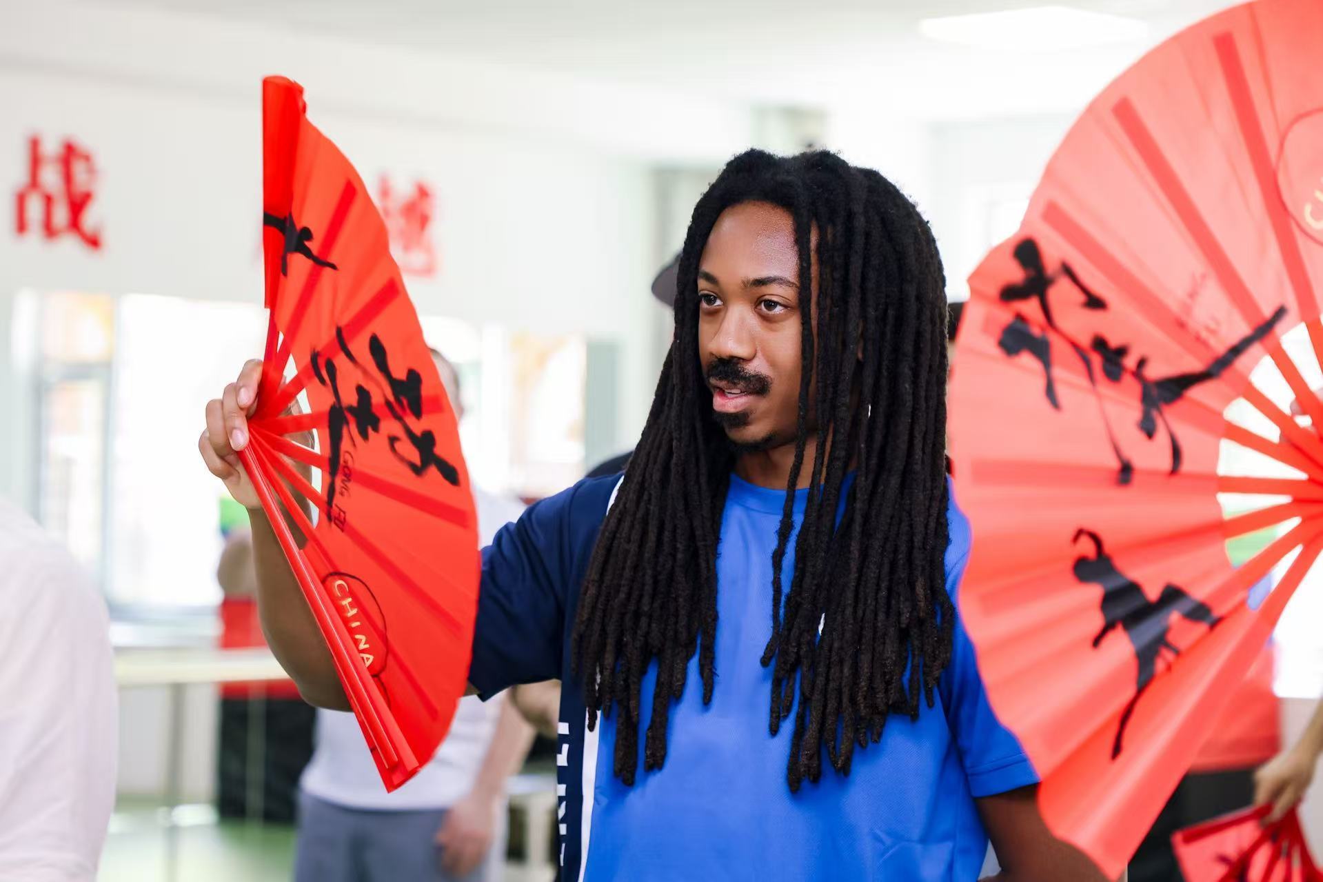 美国乒协注册运动员卡梅隆&middot;史密斯体验中国传统文化