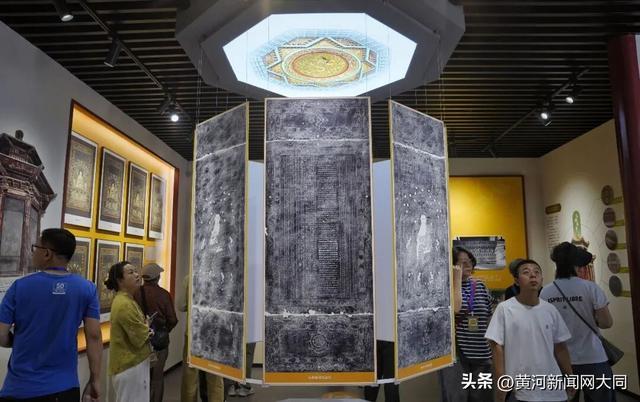 ▲游客参观《琉璃焕章 梵境归真》琉璃阁历史文化展。新京报记者 薛珺 摄