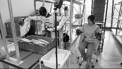 研究人员教人形机器人搬运、分类和整理包裹。(原文配图)