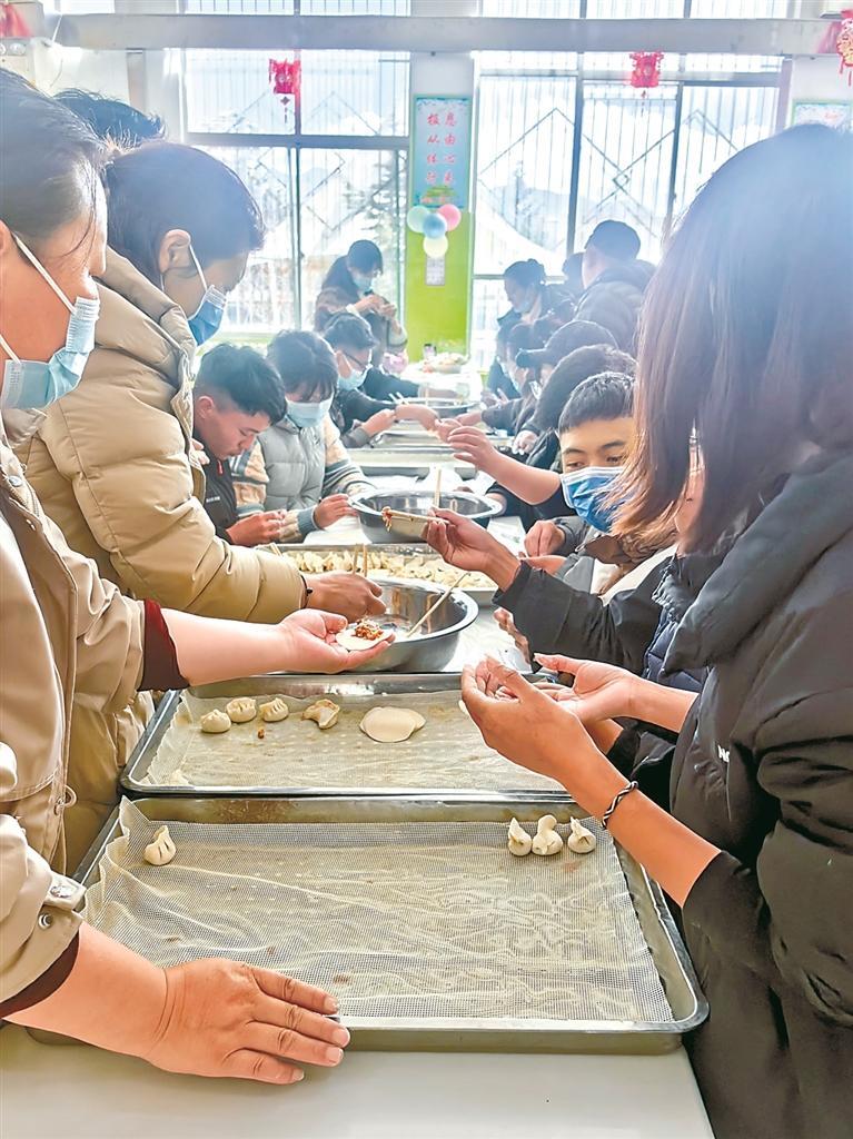 西藏儿童福利院组织爱心妈妈、干部职工与孩子们欢聚一堂,一起包饺子。本报记者 嘎娃白玛 摄