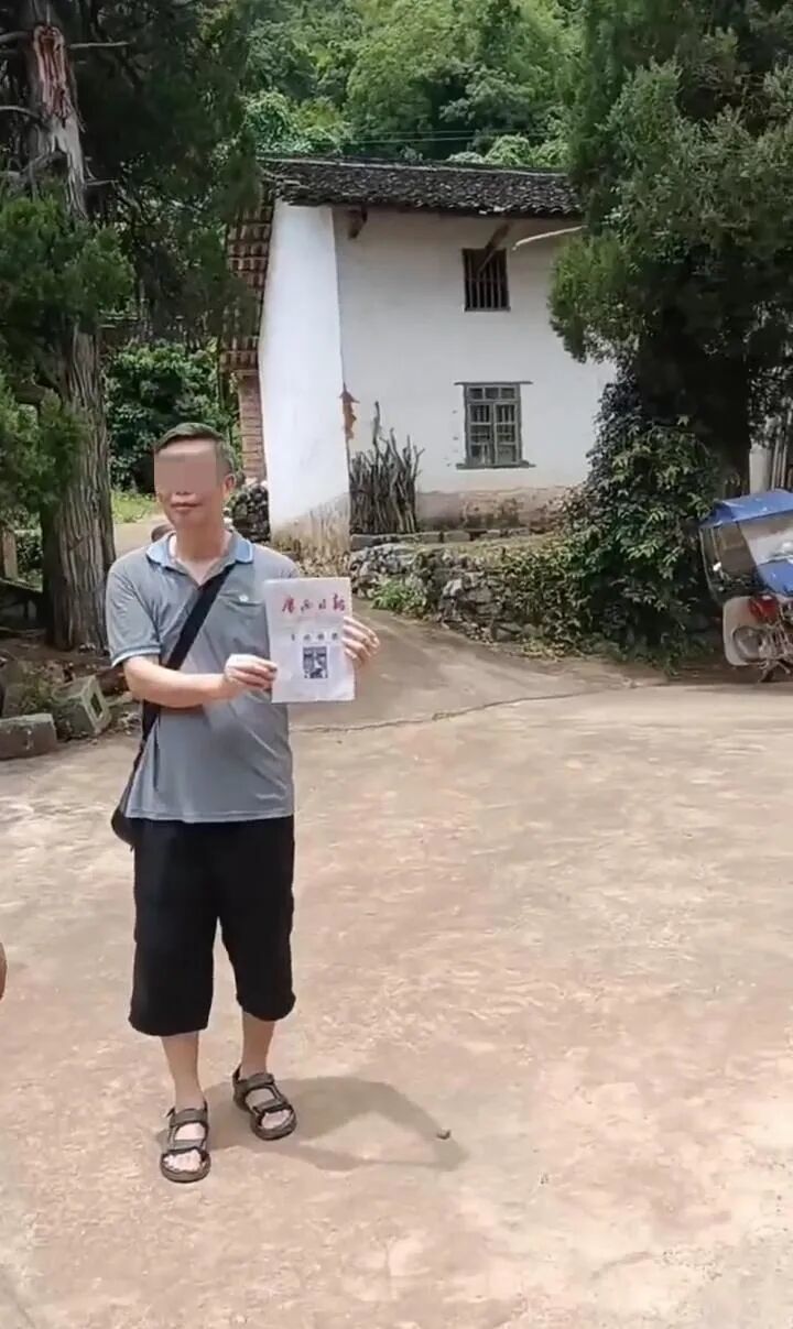 游客举着刊有《王的猜想》的报纸拍照（视频截图）