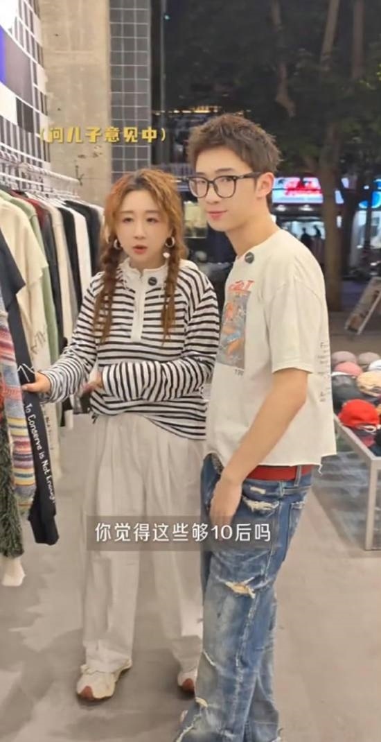 傅首尔晒17岁儿子逛街日常 多乐身高近180cm 母子相处像姐弟