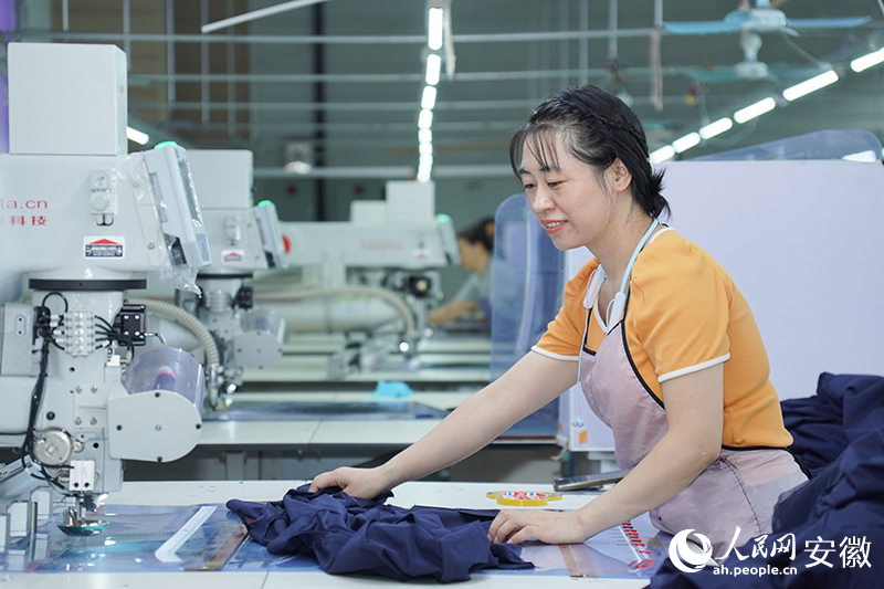 位于枞阳的安徽德昇服饰有限公司厂房内,工人正在工作。人民网记者 陈若天摄