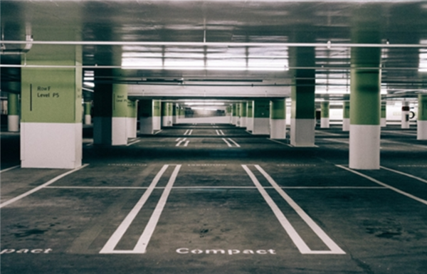 猛烈敕令改规范！车发福了车位却没变：车主被逼从后备箱爬出