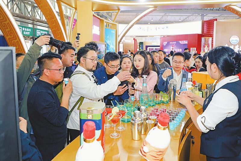 五粮液春糖展台前围满消耗者。 　　五粮液股份有限公司供图