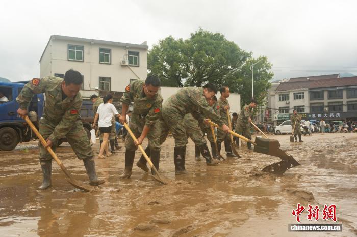 8月10日,浙江三门悬渚村,当地民兵开展清淤工作。 吴君毅 摄