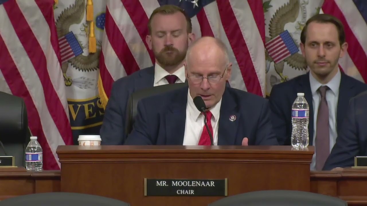 当地时间4月16日,美国国会众议院“美中战略竞争特别委员会”主席约翰·穆莱纳尔在听证会上。 视频截图