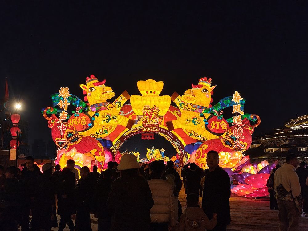 2026年春节前夕，西安城墙景区内以“千灯映长安・午马迎春来”为主题的灯会吸引着众多游人。新华社记者 张申博 摄