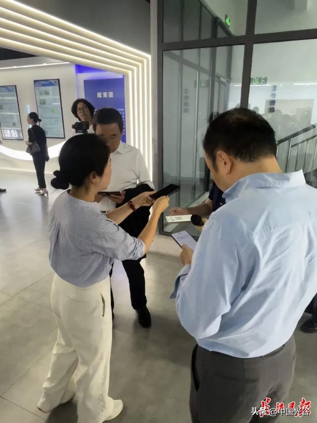 企业家争先加武汉企业、高校负责人微信