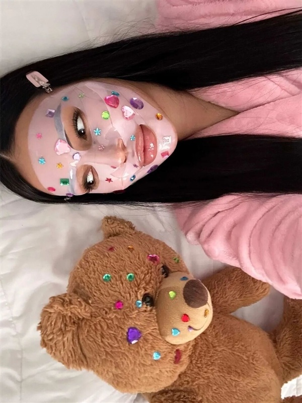 小学门口的水钻贴纸 白女集体往脸上贴？