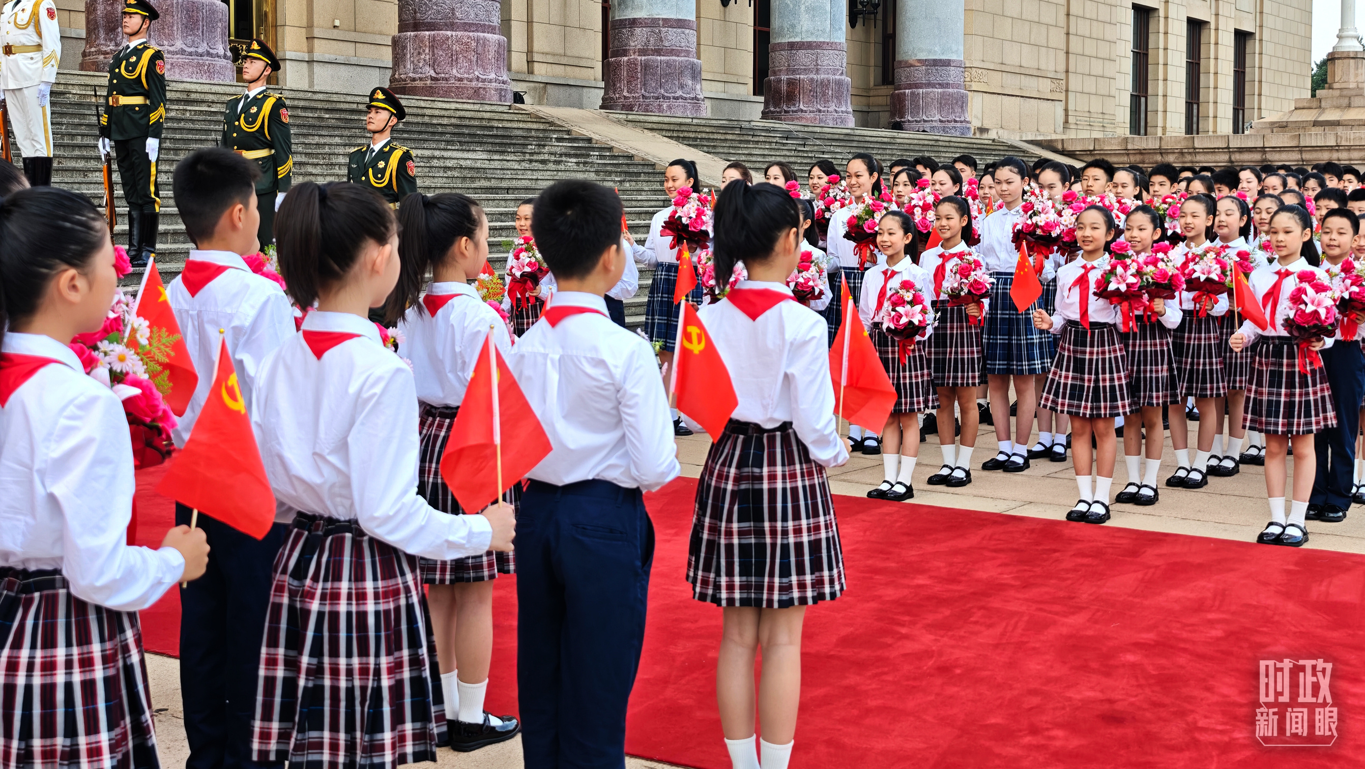 △习近平总书记强调,青年是实现中华民族伟大复兴的生力军。图为迎候获奖者的青少年。(总台央视记者许永松拍摄)