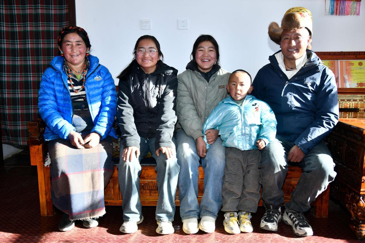 图为定日县协格尔镇奶色姆村旦增一家人即将在新家内度过自己的第一个新年 摄影：赵振宇