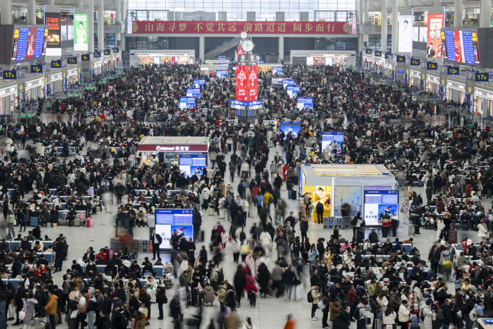 9天春节假期,全社会跨区域人员流动量累计超28亿人次,日均3.11亿人次,同比增长8.2%,出行规模创历史新高。