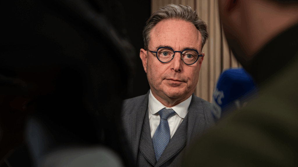 比利时首相开玩笑说:“我明天可能会醒来,发现自己在监狱牢房里”,谈及与特朗普的会面