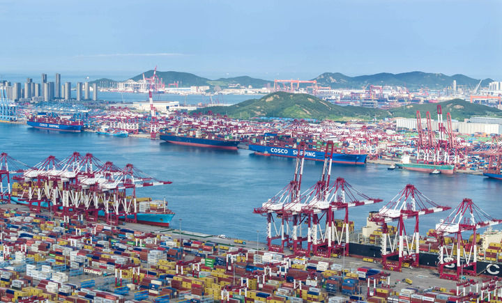 山东港口青岛港前湾集装箱码头（无人机照片）。新华社记者李紫恒 摄