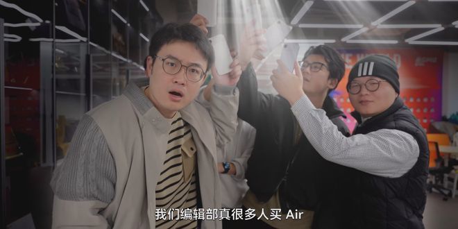 老外评了个“最该消失的手机设计”,看完我深深共情了