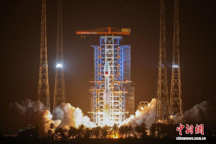 海南商业航天发射场使用长征八号甲运载火箭，成功将卫星互联网低轨20组卫星发射升空，卫星顺利进入预定轨道，发射任务获得圆满成功。图为长征八号甲运载火箭点火瞬间。　中新社记者 骆云飞 摄