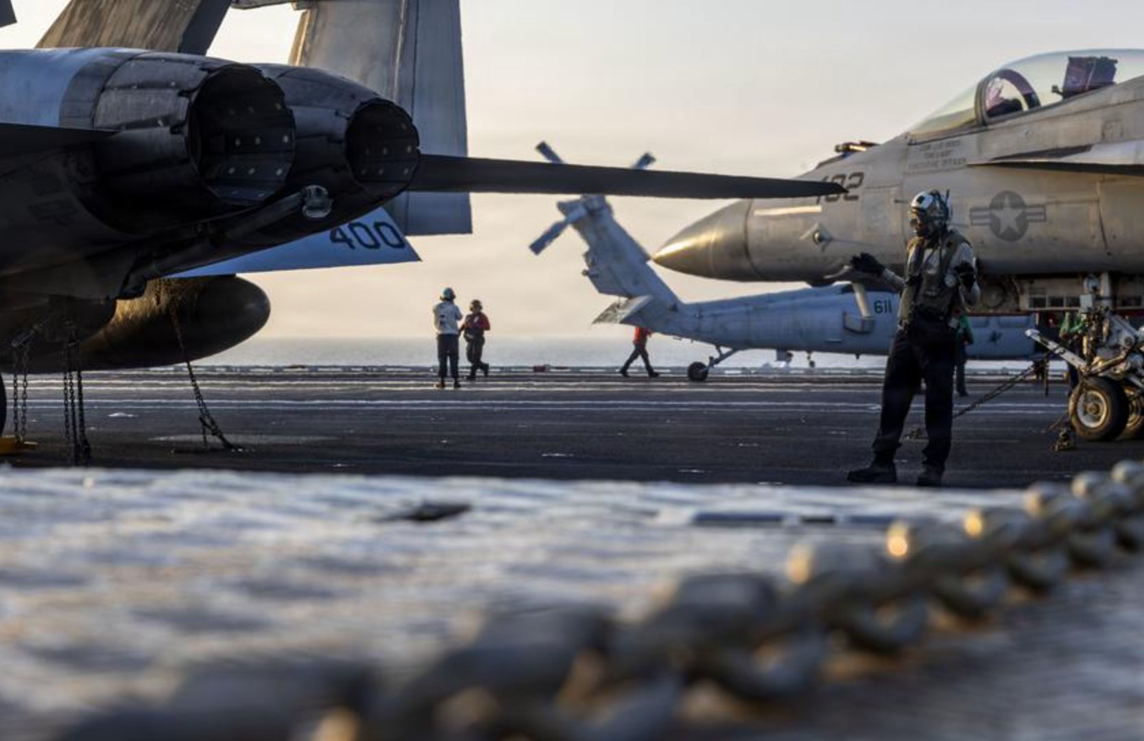 ▲2026年2月14日,一名水兵在林肯号航空母舰飞行甲板上指挥一架F/A-18E“超级大黄蜂”战斗机
