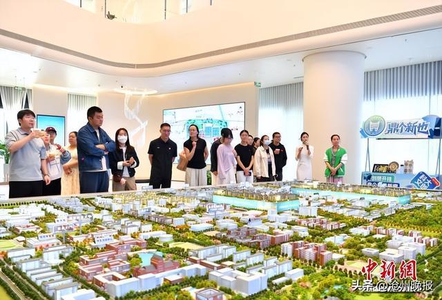 9月12日,疏解人员参观位于雄安新区起步区的学府城项目展厅。 中新网记者 韩冰 摄