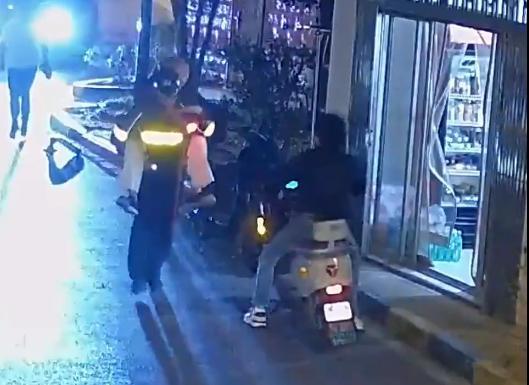 辅警背80岁迷路老人回派出所,警摩腰带被临时“托管” 近日傍晚,无锡